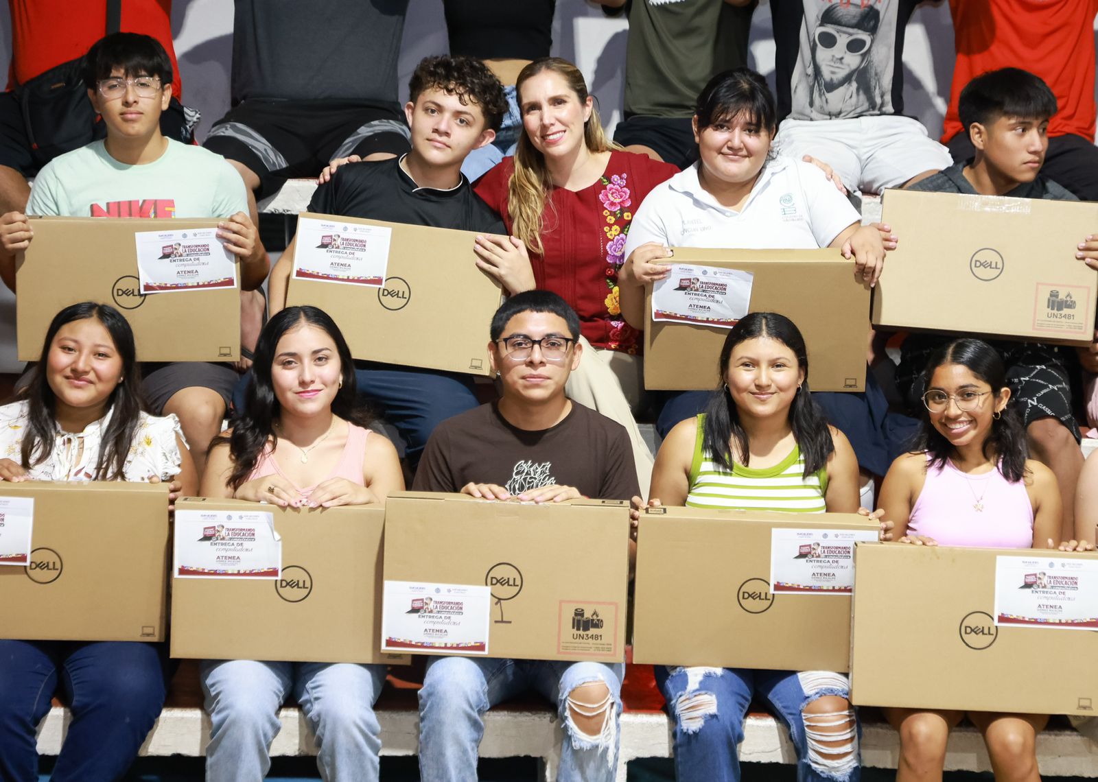 Atenea Gómez entrega computadoras a las juventudes de Ciudad Mujeres