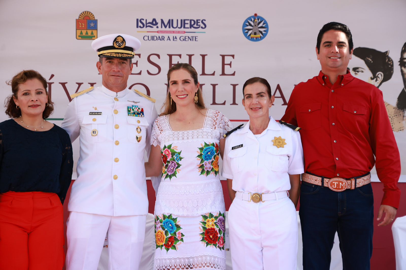 Atenea Gómez Ricalde encabeza Desfile Cívico-Militar de la Independencia de México en Isla Mujeres