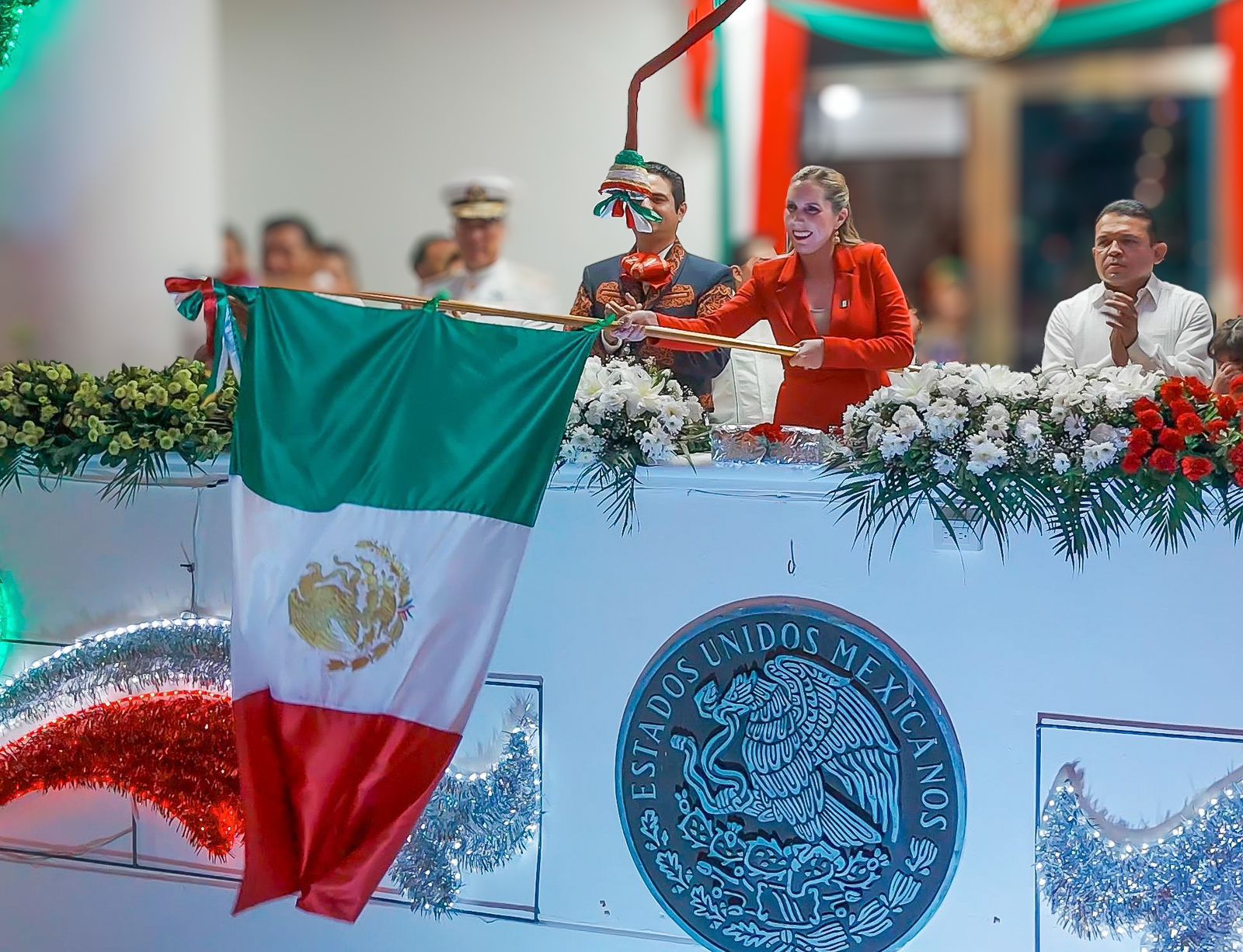 Atenea Gómez Ricalde celebra el Grito de Independencia con el pueblo de Isla Mujeres