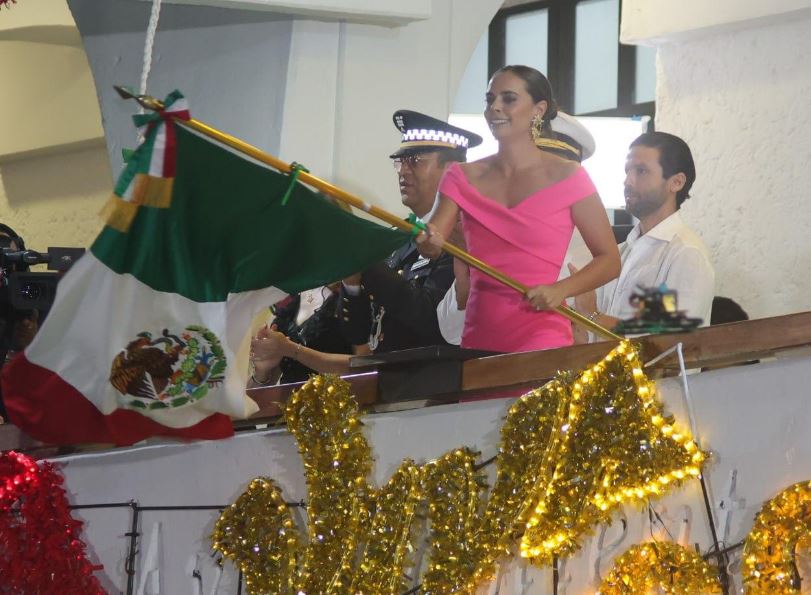 CELEBRA ANA PATY PERALTA COLORIDO Y PLETÓRICO GRITO DE INDEPENDENCIA ANTE 22 MIL CANCUNENSES