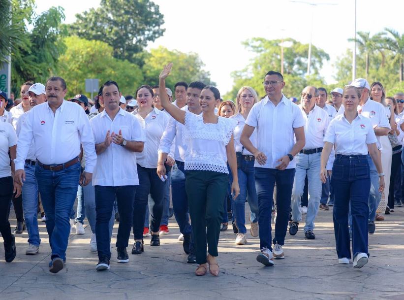 CANCUNENSES CONMEMORAN 214 ANIVERSARIO DE INDEPENDENCIA DE MÉXICO