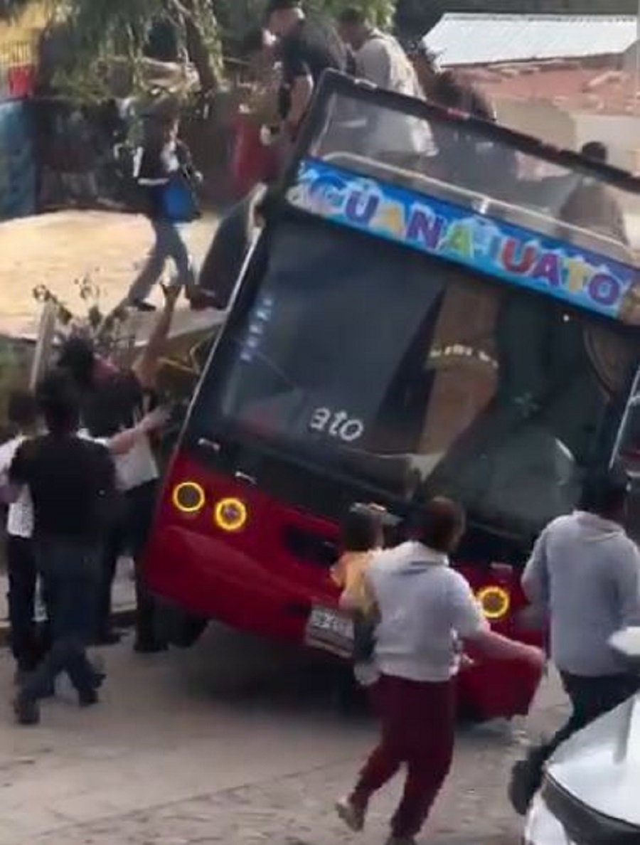 Santa Fe Klan sufre accidente de autobús de turistas en Guanajuato