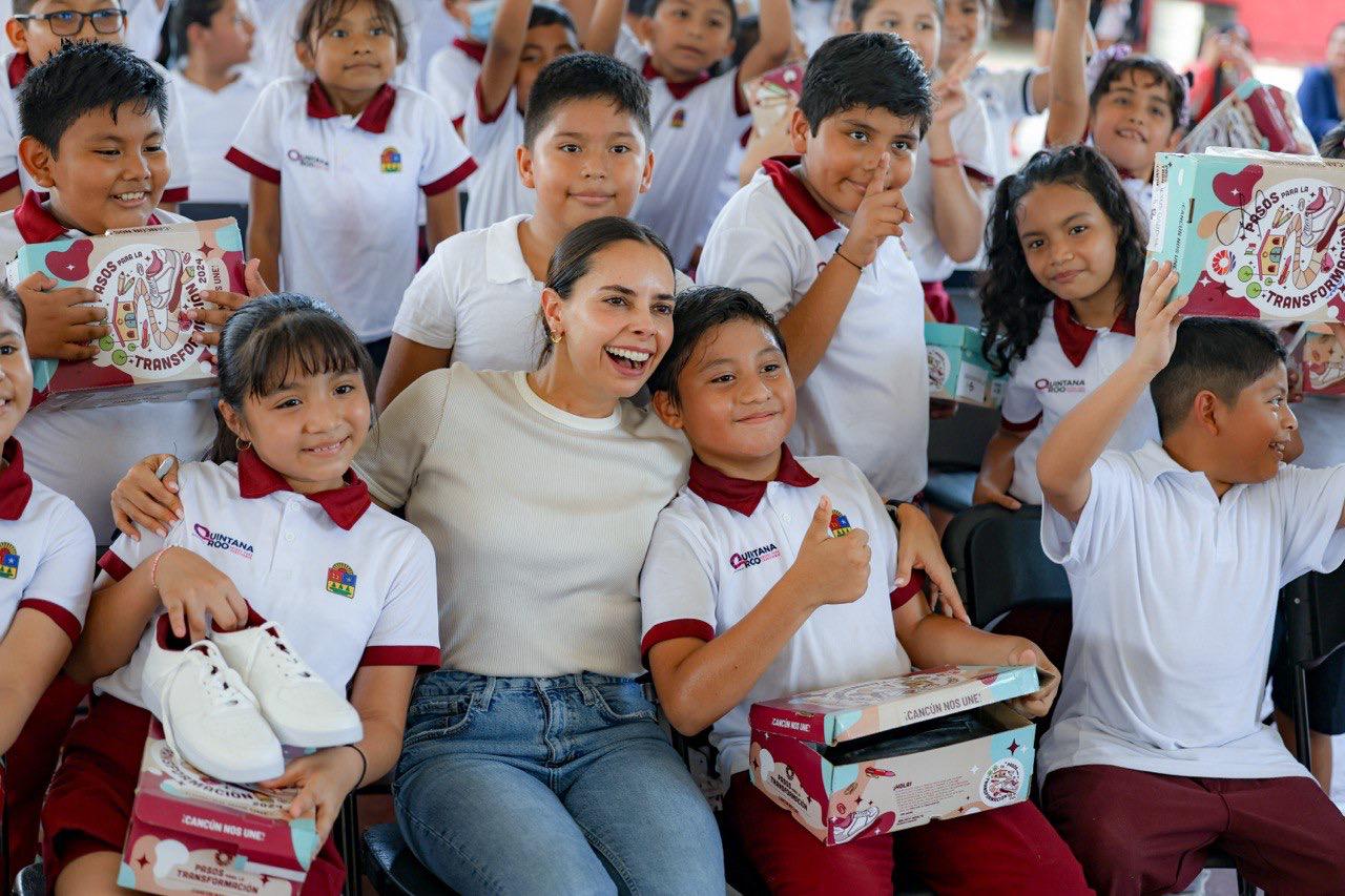 Refuerza Ana Paty Peralta entrega de tenis escolares para niñas, niños y jóvenes