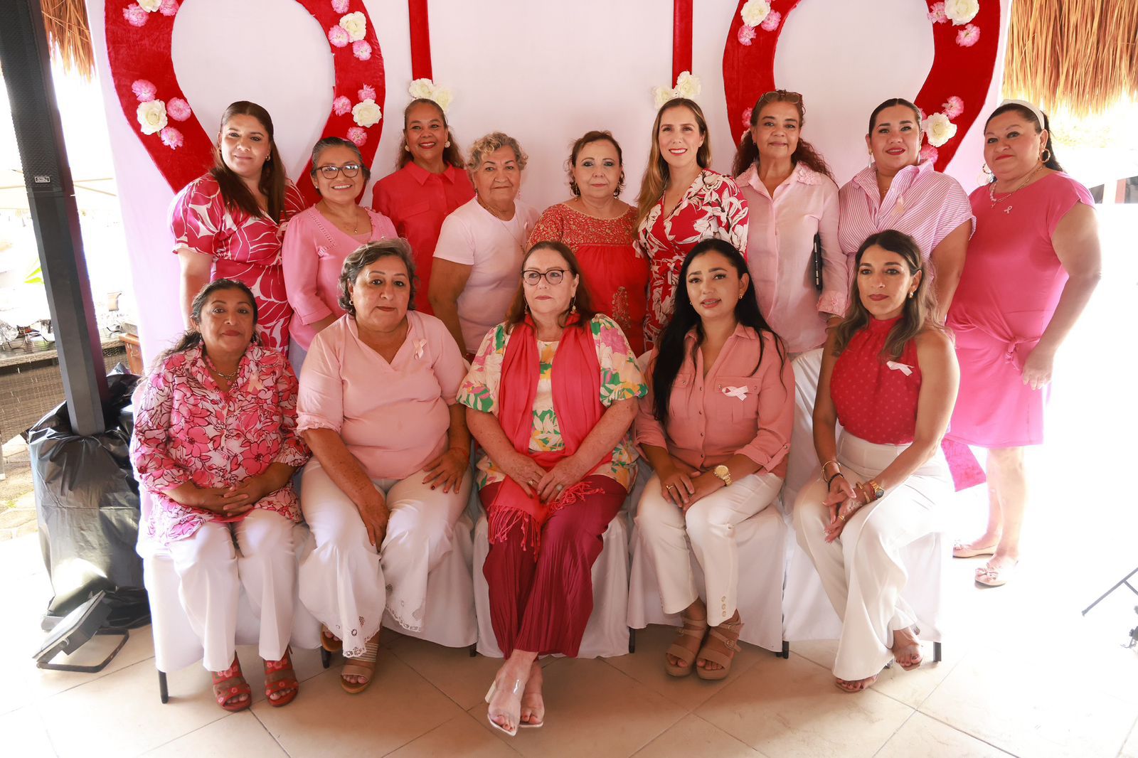 Isleñas se solidarizan con las mujeres que luchan contra el cáncer de mama en el Desayuno Rosa con Causa