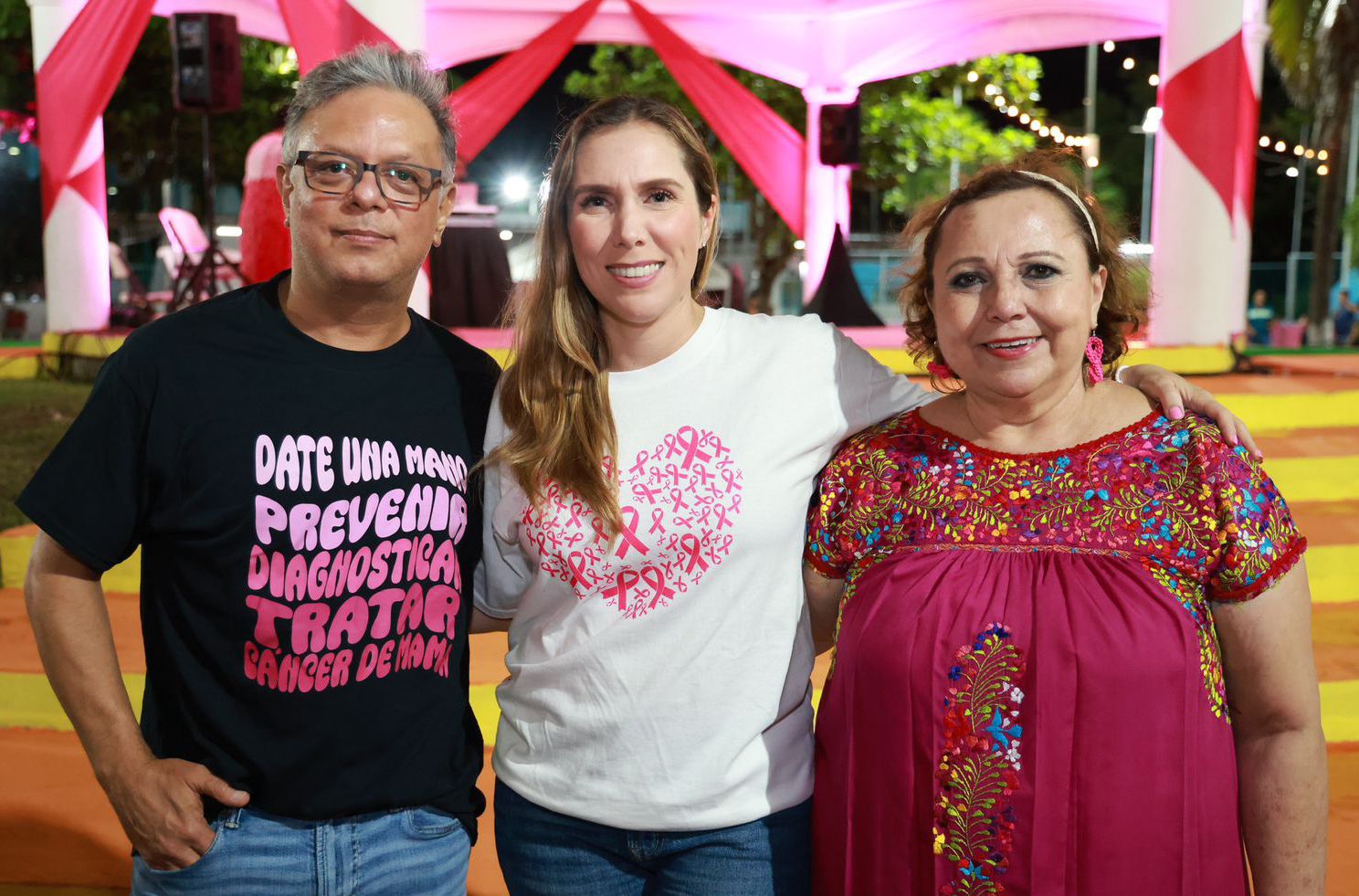 Se unen isleñas para apoyar a pacientes de cáncer de mama en la Feria Rosa