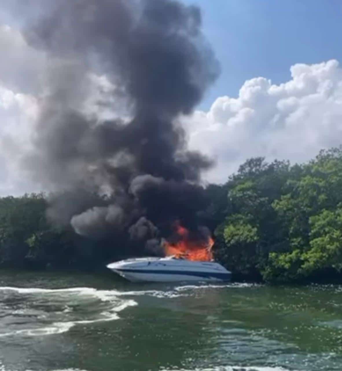 Incendio tras explosión de embarcación deja dos lesionados en Laguna Nichupté