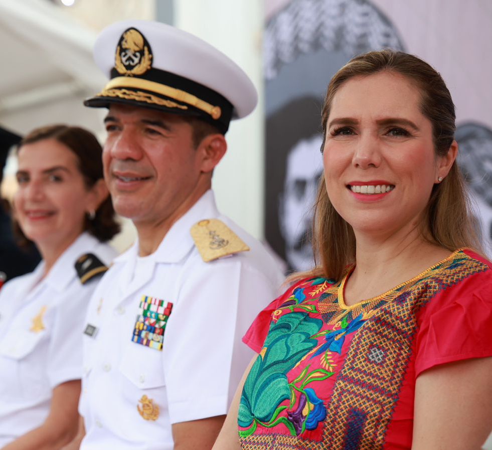 Atenea Gómez Ricalde celebra junto a las familias isleñas el tradicional Desfile del 20 de Noviembre