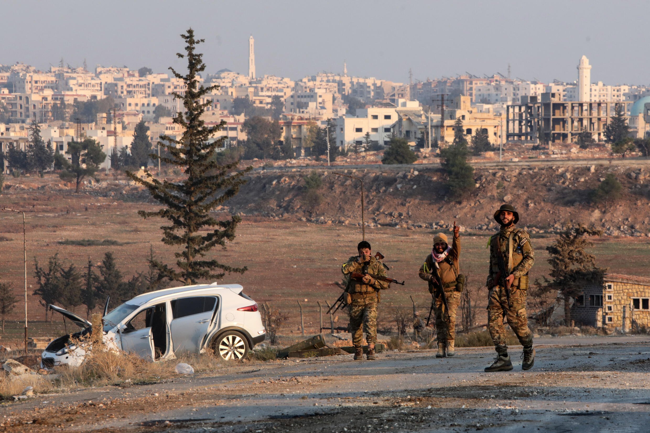 Des combattants anti-régime tiennent une position dans le Nouvel Alep, à la périphérie de la ville d'Alep, dans le nord de la Syrie, le 29 novembre 2024.