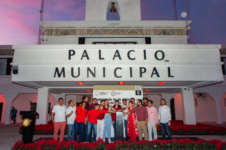 Iluminan de rojo el Palacio Municipal de Solidaridad, como símbolo de la lucha contra el VIH-Sida