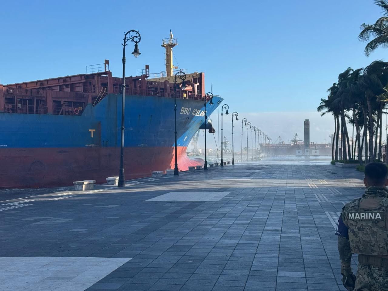 Barco de carga choca contra el malecón de Veracruz por fuertes vientos