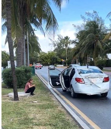 Choque entre Van turística y automóvil en la Zona Hotelera, deja un lesionado