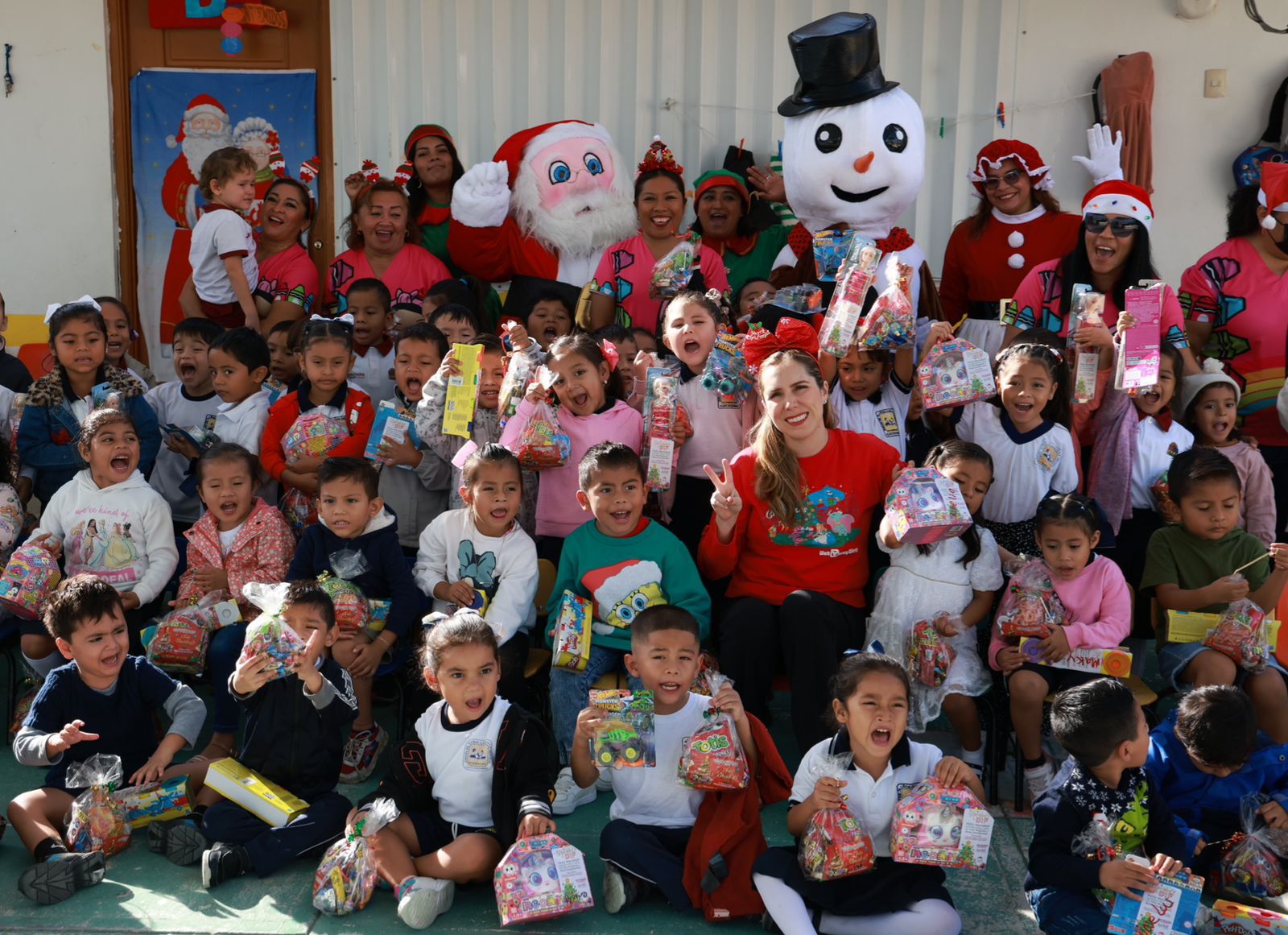 Atenea Gómez Ricalde alegra los corazones de las niñas y niños de Isla Mujeres en esta Navidad