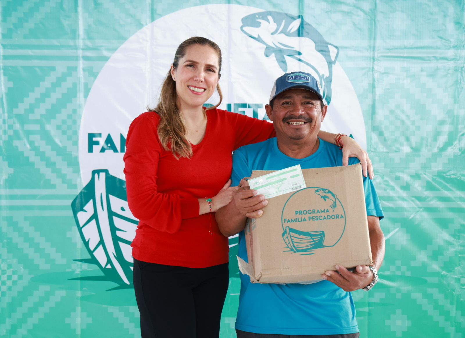 Atenea Gómez Ricalde entrega paquetes alimentarios del Programa ‘Familia Pescadora’