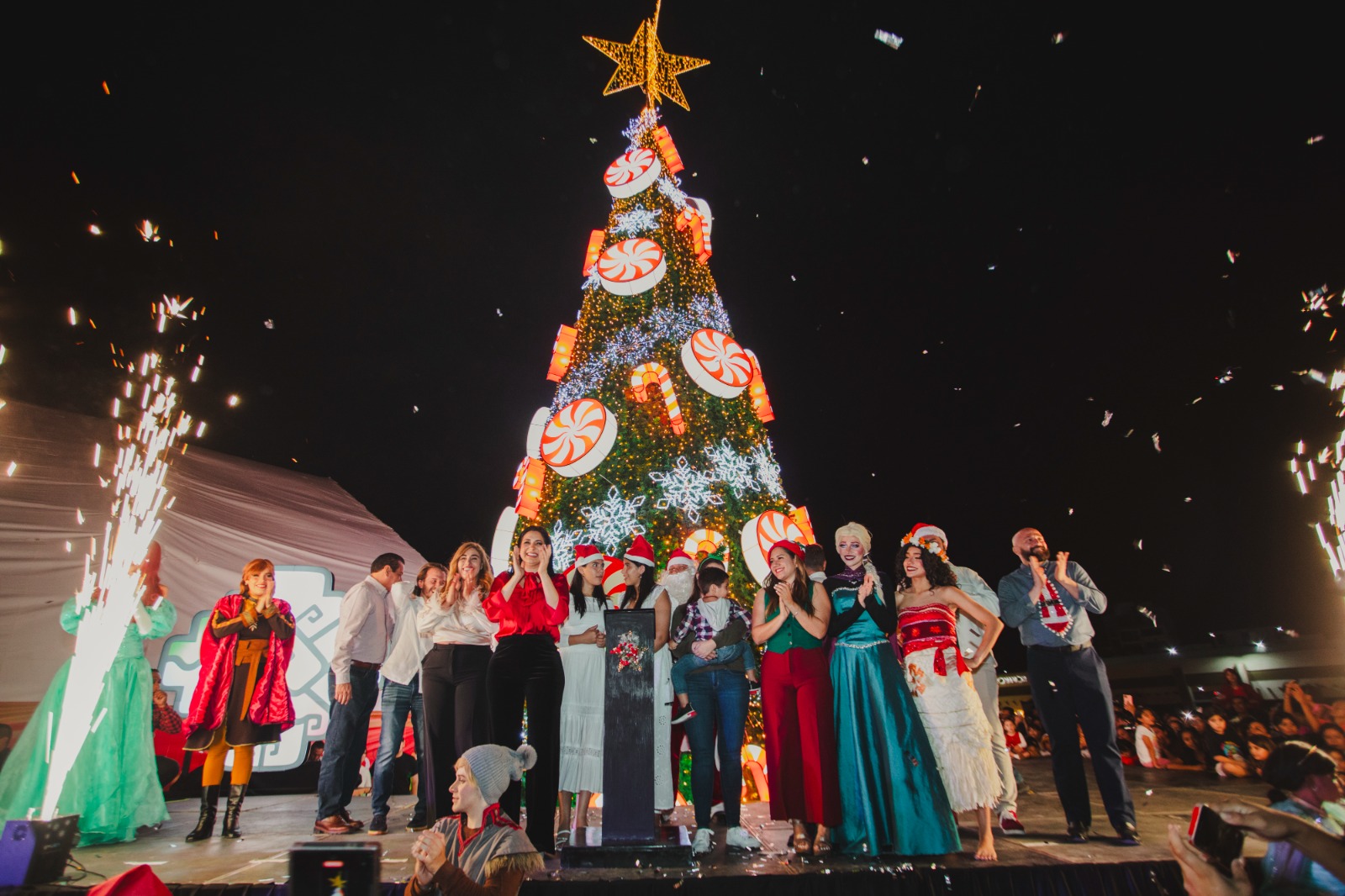 Miles de personas participan en la llegada de la “Navidad Mágica” a Solidaridad