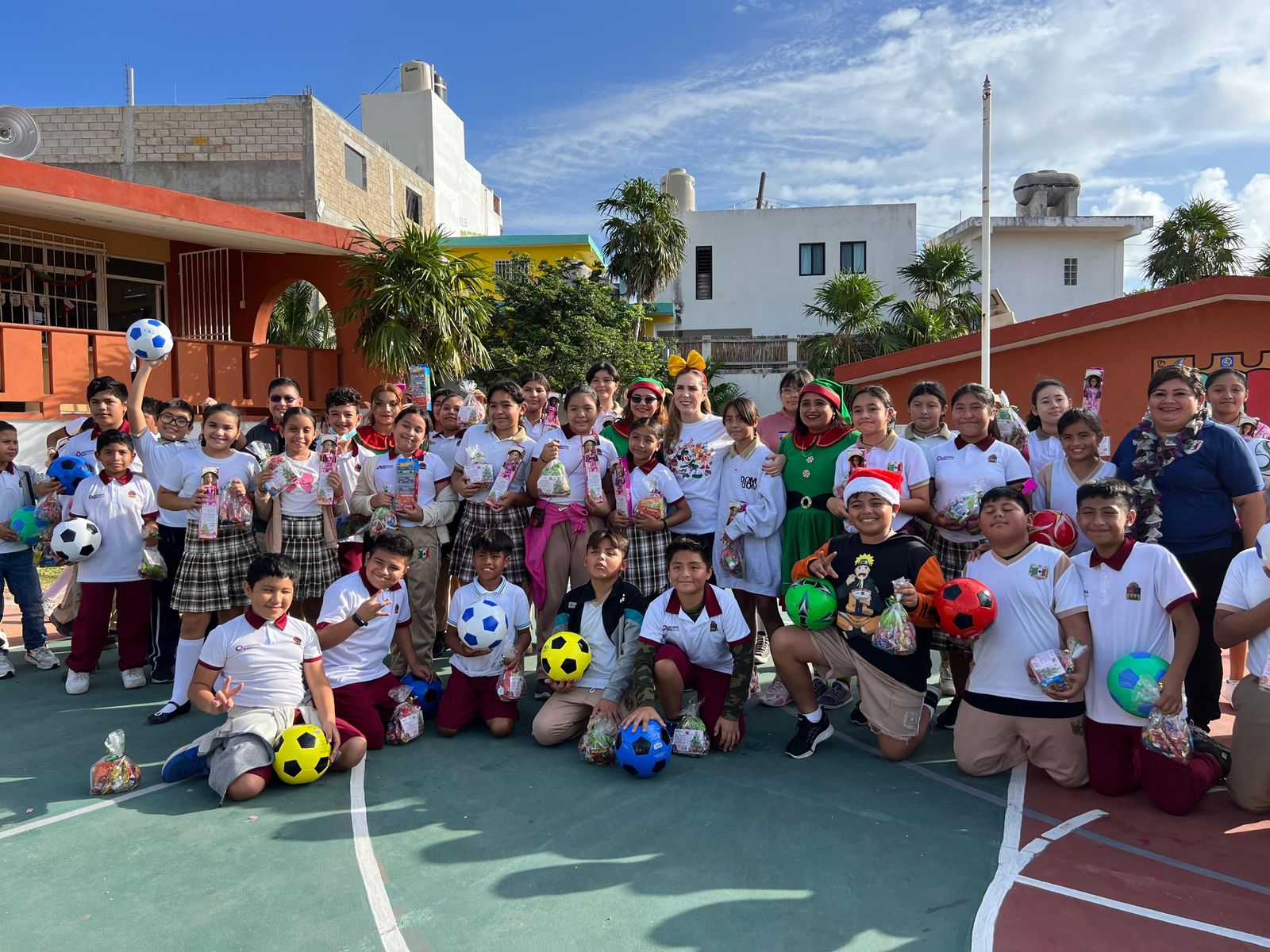 Atenea Gómez Ricalde continúa llevando alegrías a las niñas y niños de Isla Mujeres