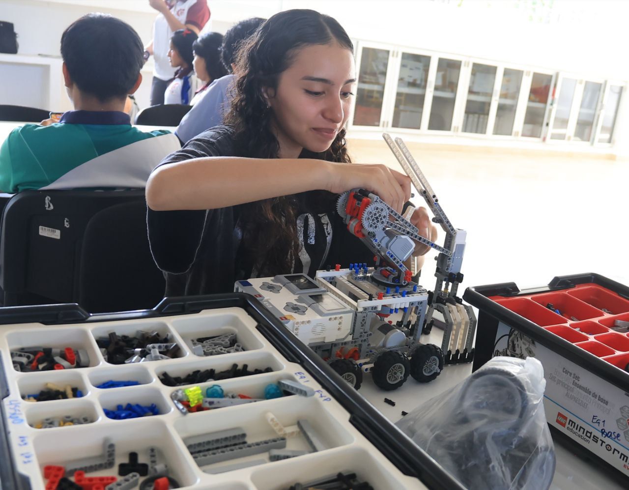 Alienta Ana Paty Peralta a la juventud en torneo internacional de robótica