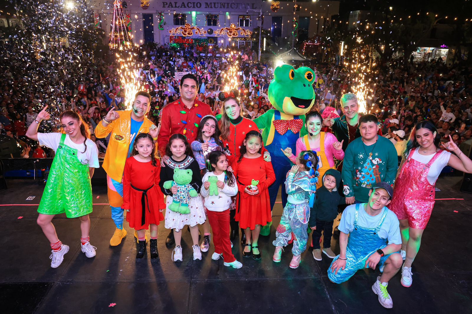 Lara Campos y Los Meñiques de la Casa engalanan Show Navideño en Isla Mujeres