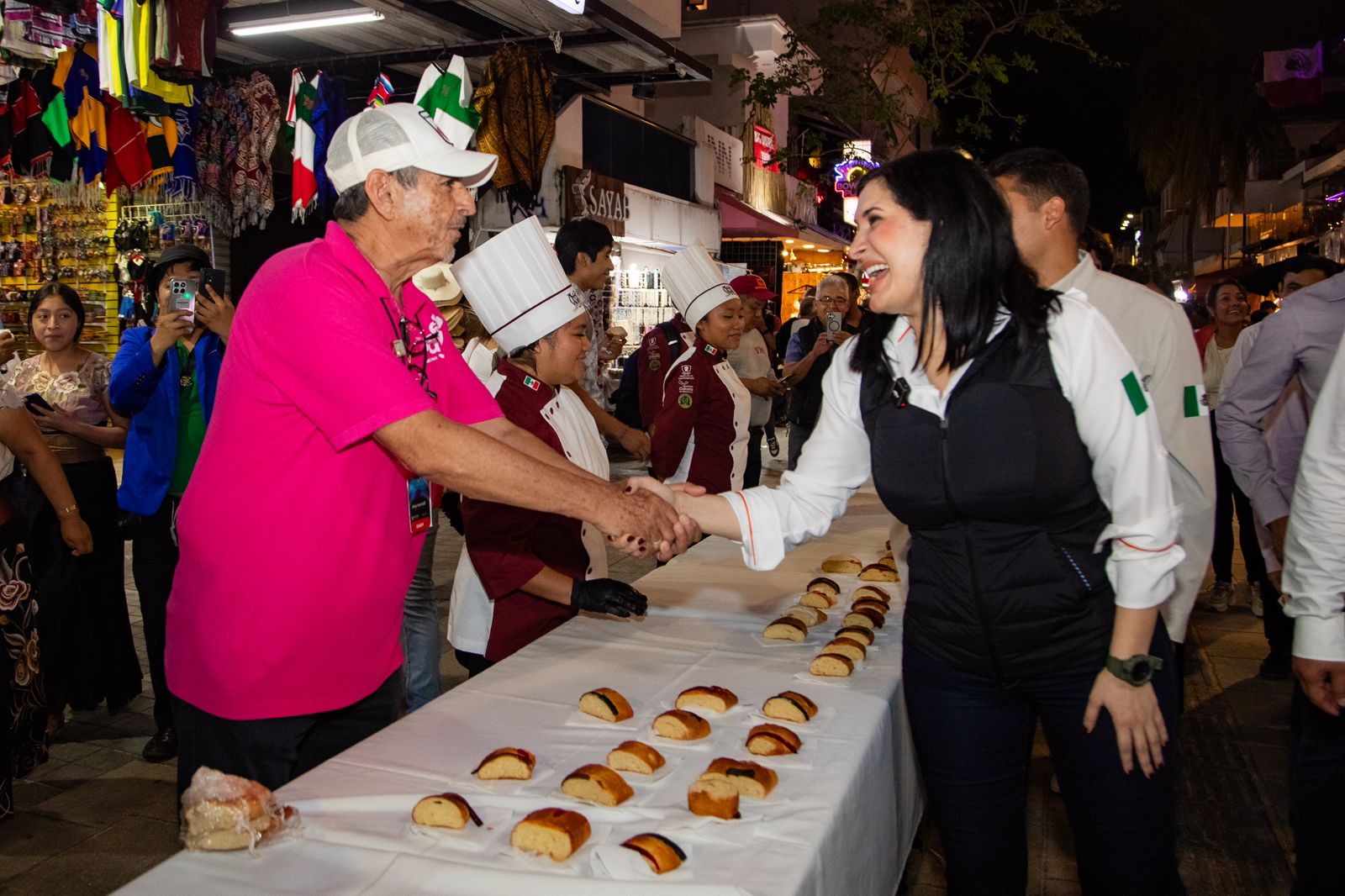 Rosca de Reyes de 1 kilómetro llena la Quinta Avenida de Playa del Carmen