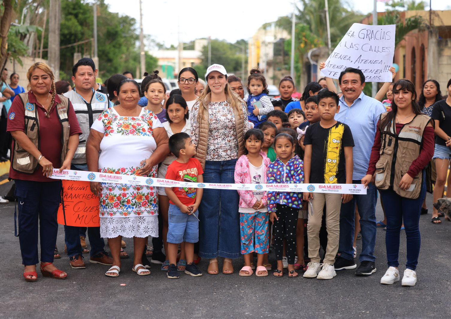 Atenea Gómez Ricalde entrega obras de pavimentación en 7 colonias de Ciudad Mujeres 