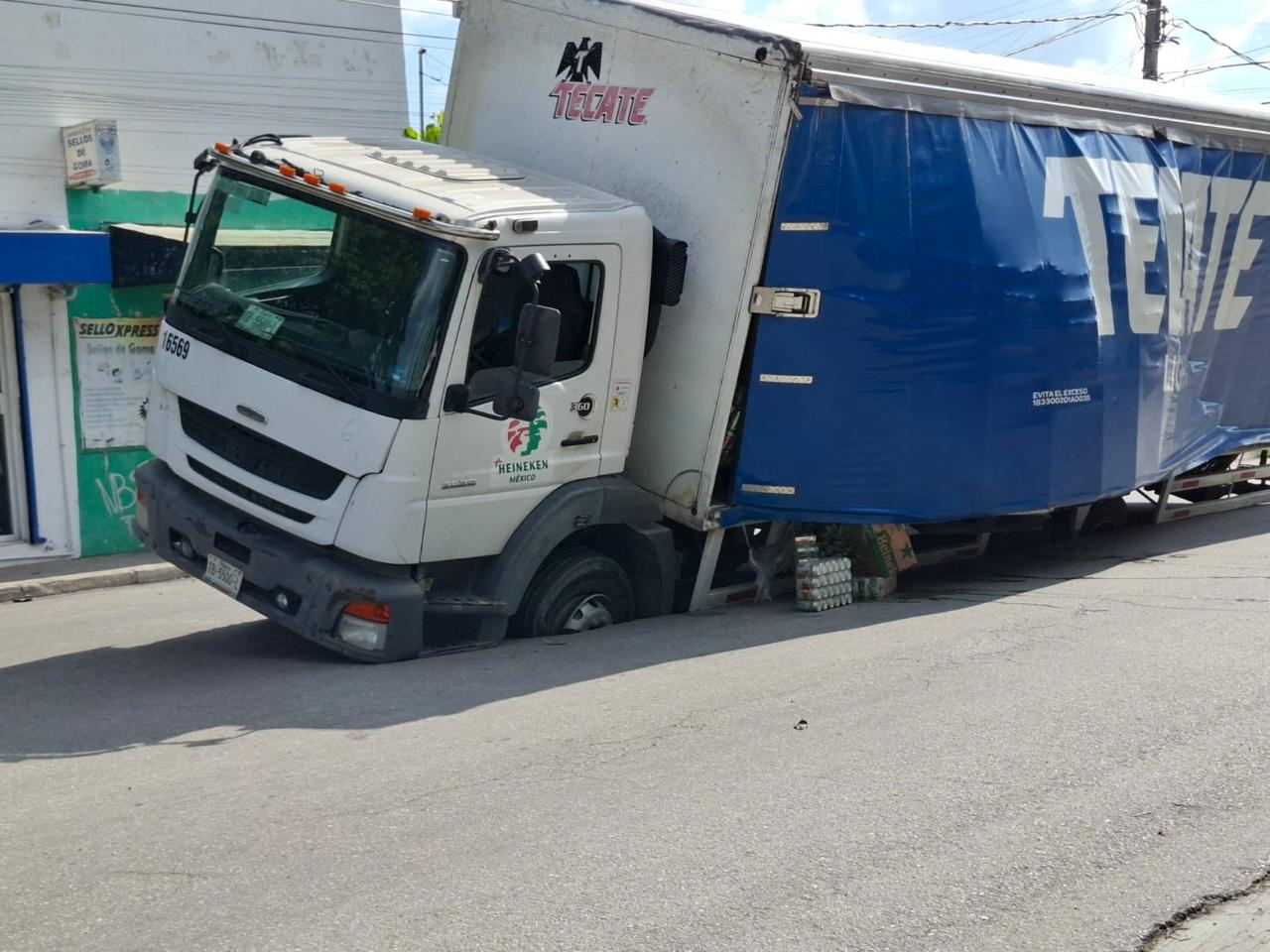 Camión de cervecería cae en socavón de la Av. Francisco y Madero