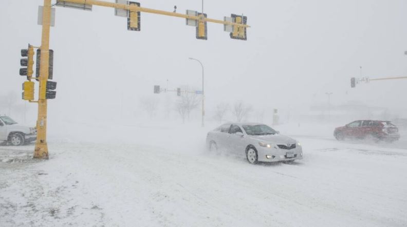 Estados Unidos recibe una gran tormenta invernal que paralizaría el transporte, vuelos y amenaza a millones