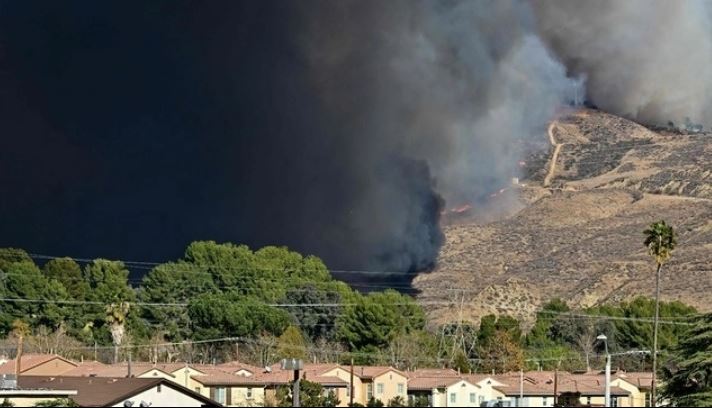 Incendio voraz en Los Ángeles se extiende a más de 2 mil hectáreas