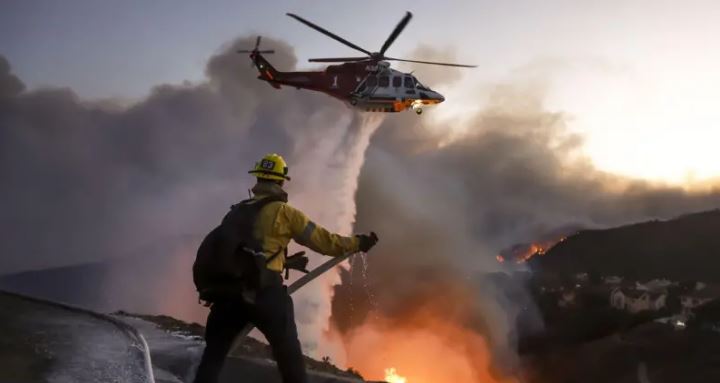 ¡California, en llamas! Incendio forestal provoca evacuaciones masivas; activan estado de emergencia en Los Ángeles