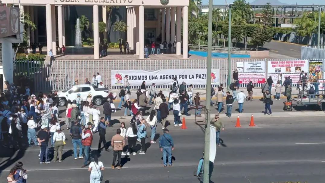 Se manifiestan por la paz y contra Gobernador y diputados de Sinaloa en el Congreso