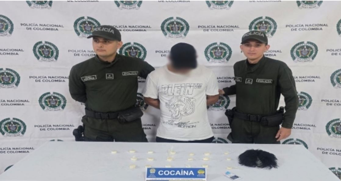 Cae hombre con droga en peluca antes de tomar un vuelo