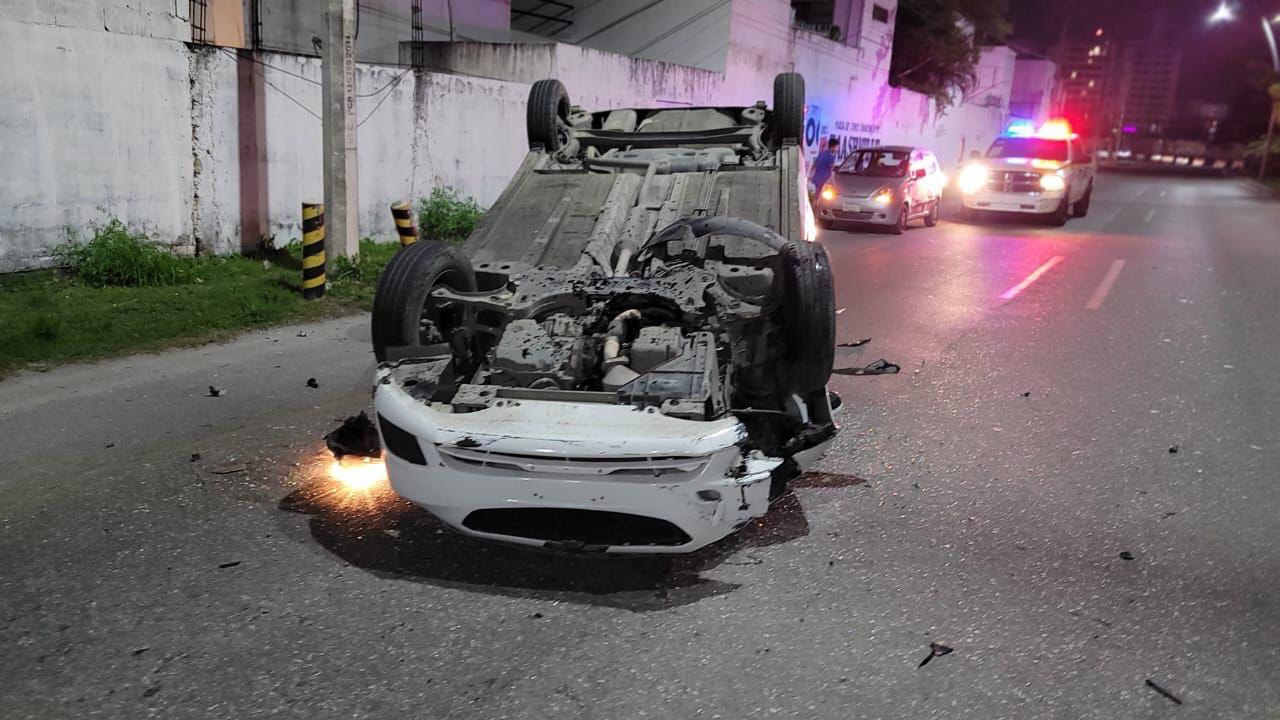 Aparatosa volcadura deja un lesionado y perdidas materiales en Av. Huayacan