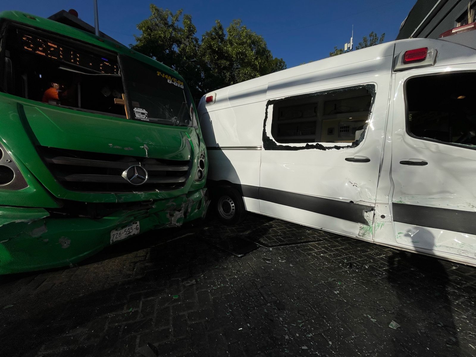 Fuerte choque entre ambulancia y camión