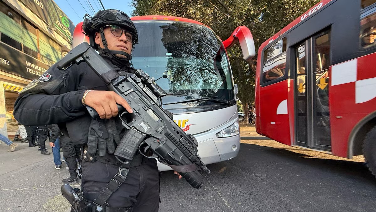 Policías de Jalisco retienen camiones de migrantes en Guadalajara