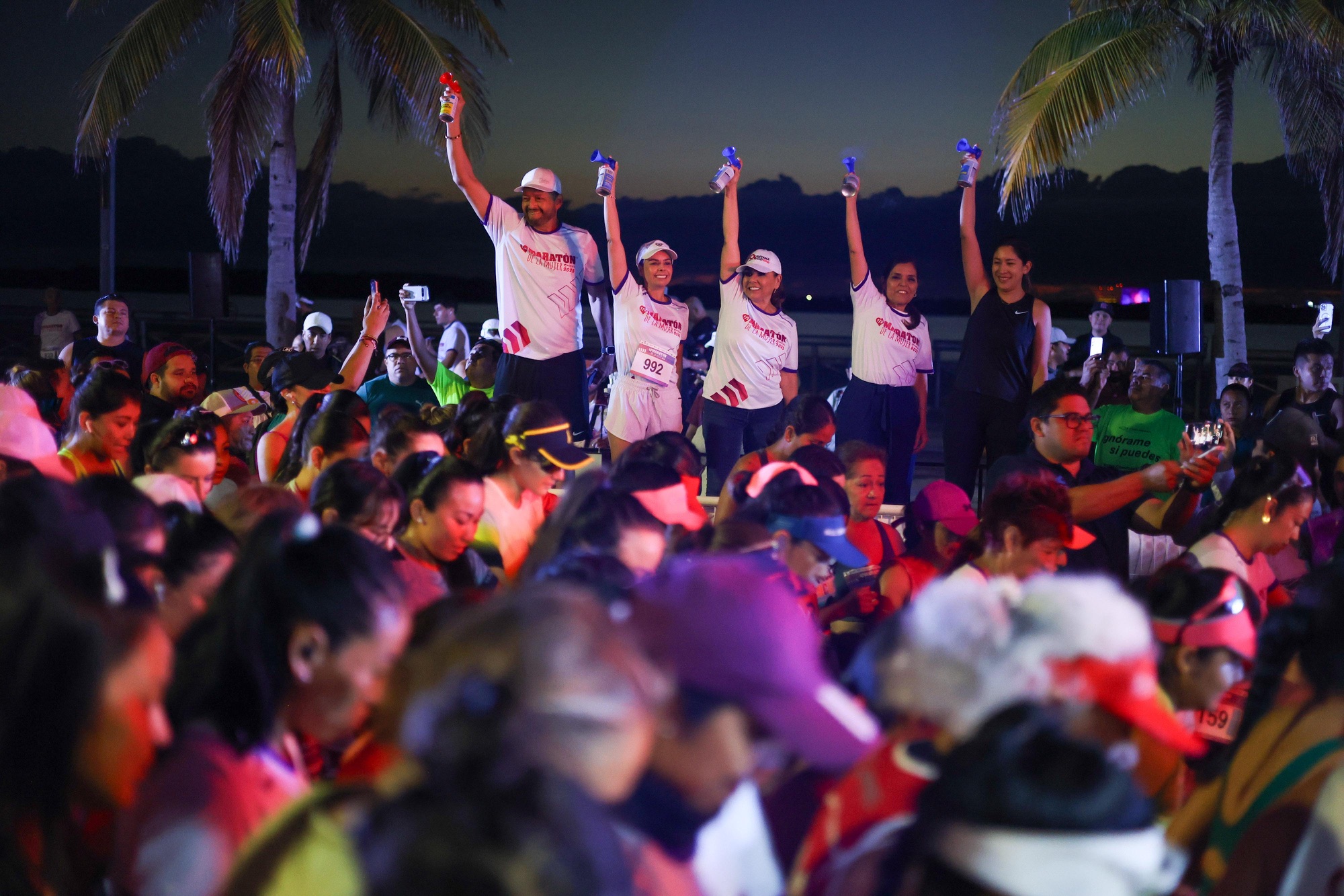 Con más de 2 mil atletas participa Mara Lezama en el Medio Maratón de la Mujer en Cancún