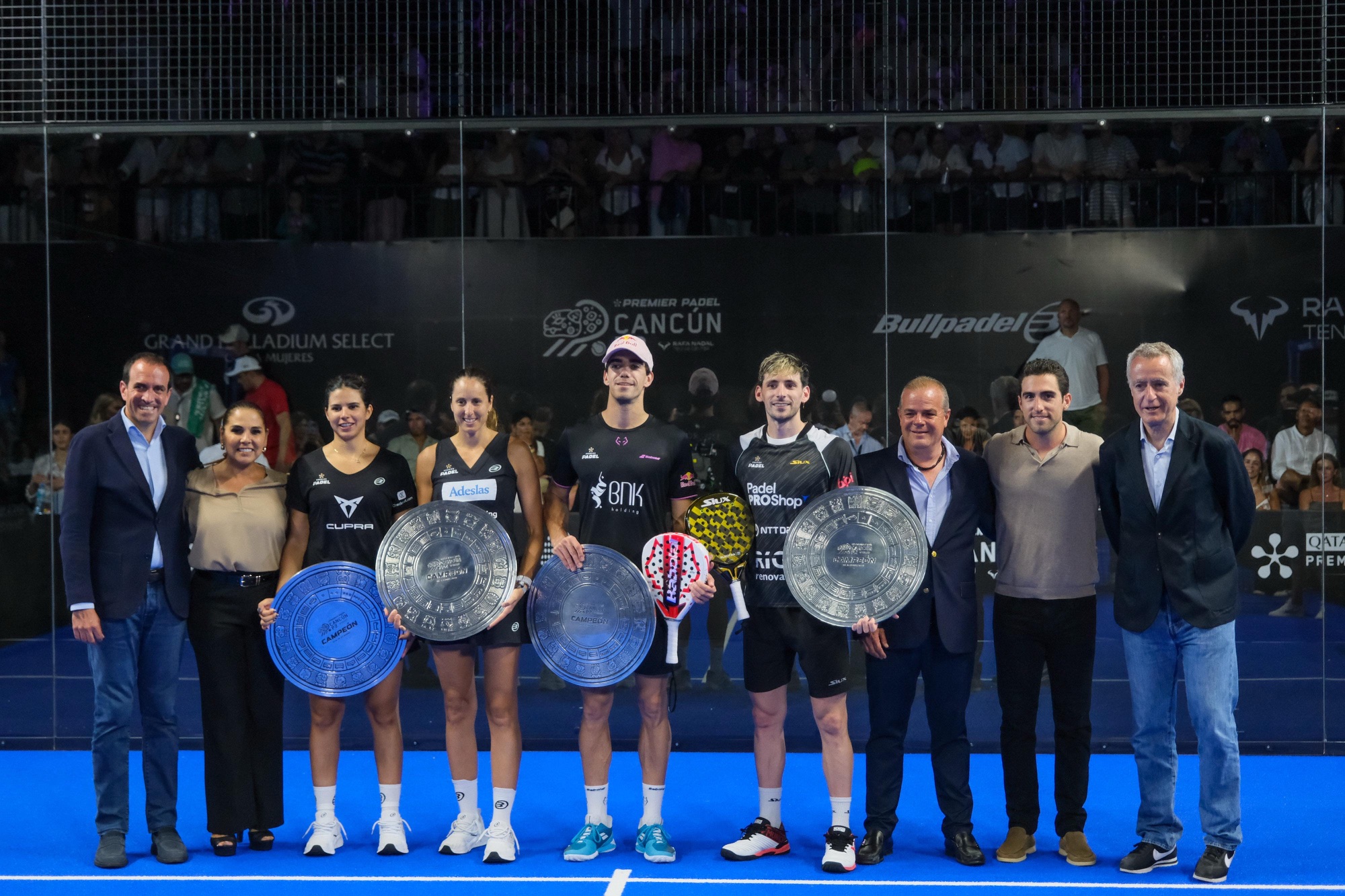 Encabeza Mara Lezama la premiación del “Premier Padel Cancún P2” torneo de talla mundial