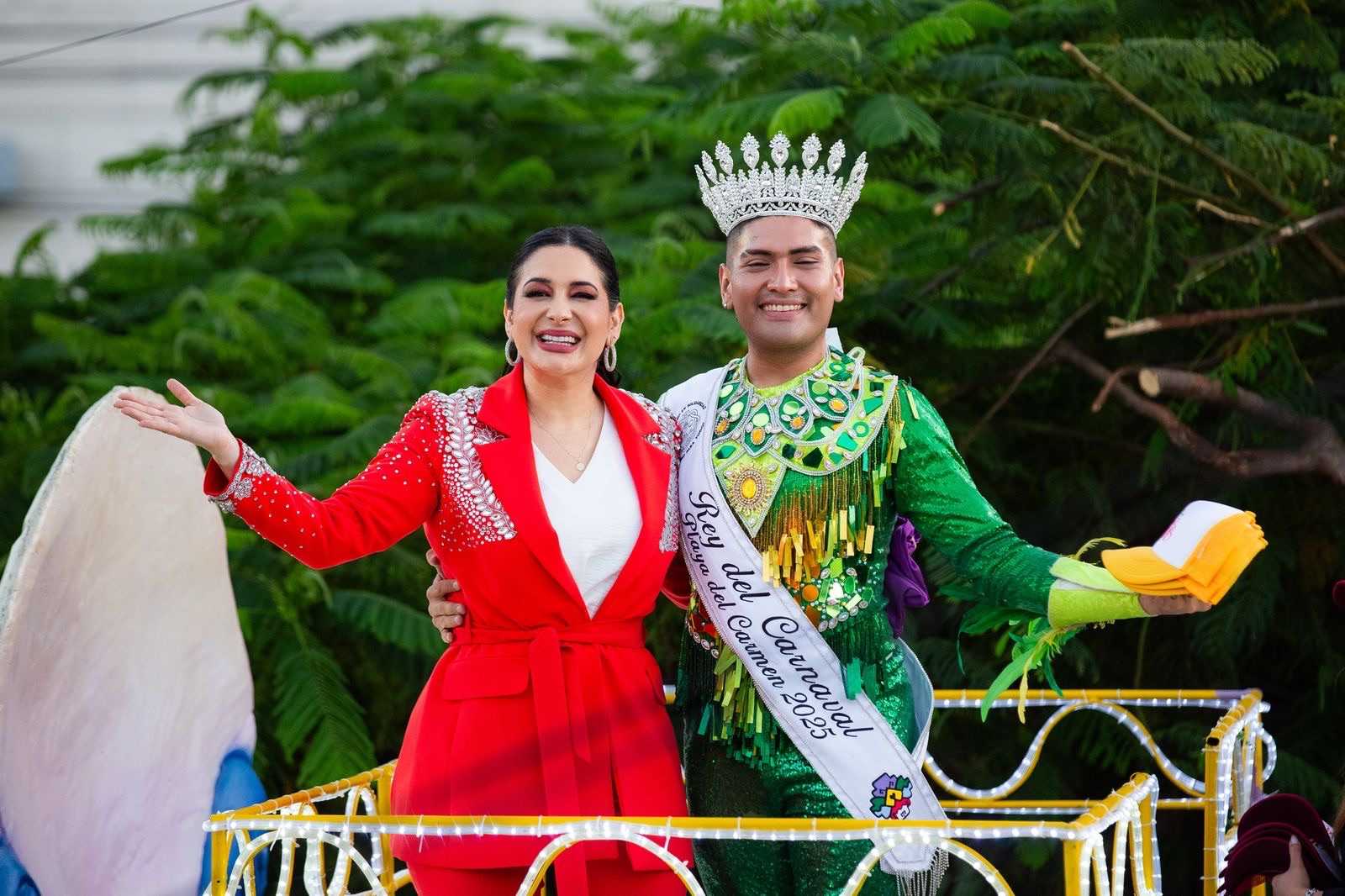 ¡Playa del Carmen confirma el mejor carnaval de su historia!; miles disfrutan el último paseo de carros alegóricos y comparsas