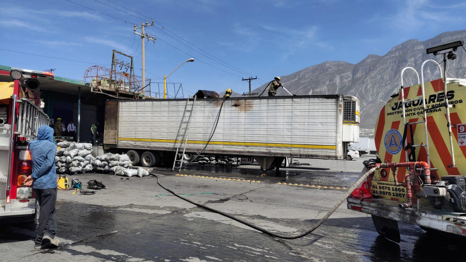 Incendio en Tráiler con Carga de Carbón Vegetal en Santa Catarina