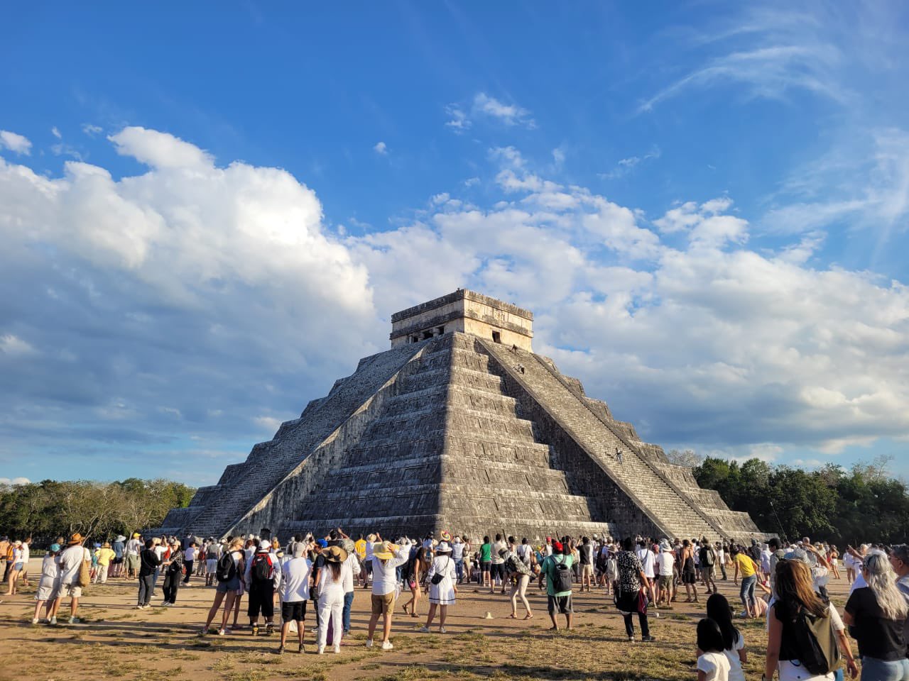 Extranjero sube al Castillo de Chichén Itzá durante fenómeno de Kukulcán