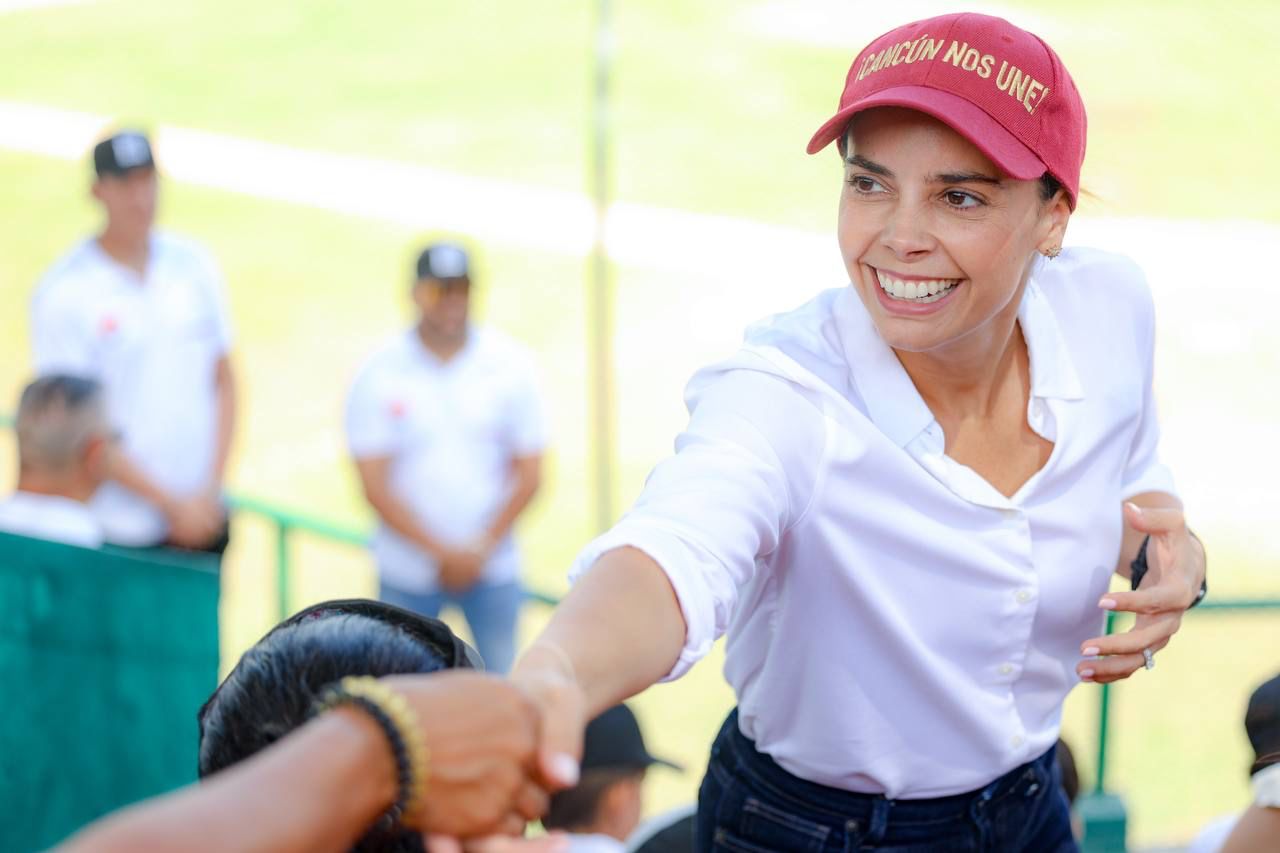 Supervisa Ana Paty Peralta rehabilitación del emblemático campo de béisbol “Toro Valenzuela”