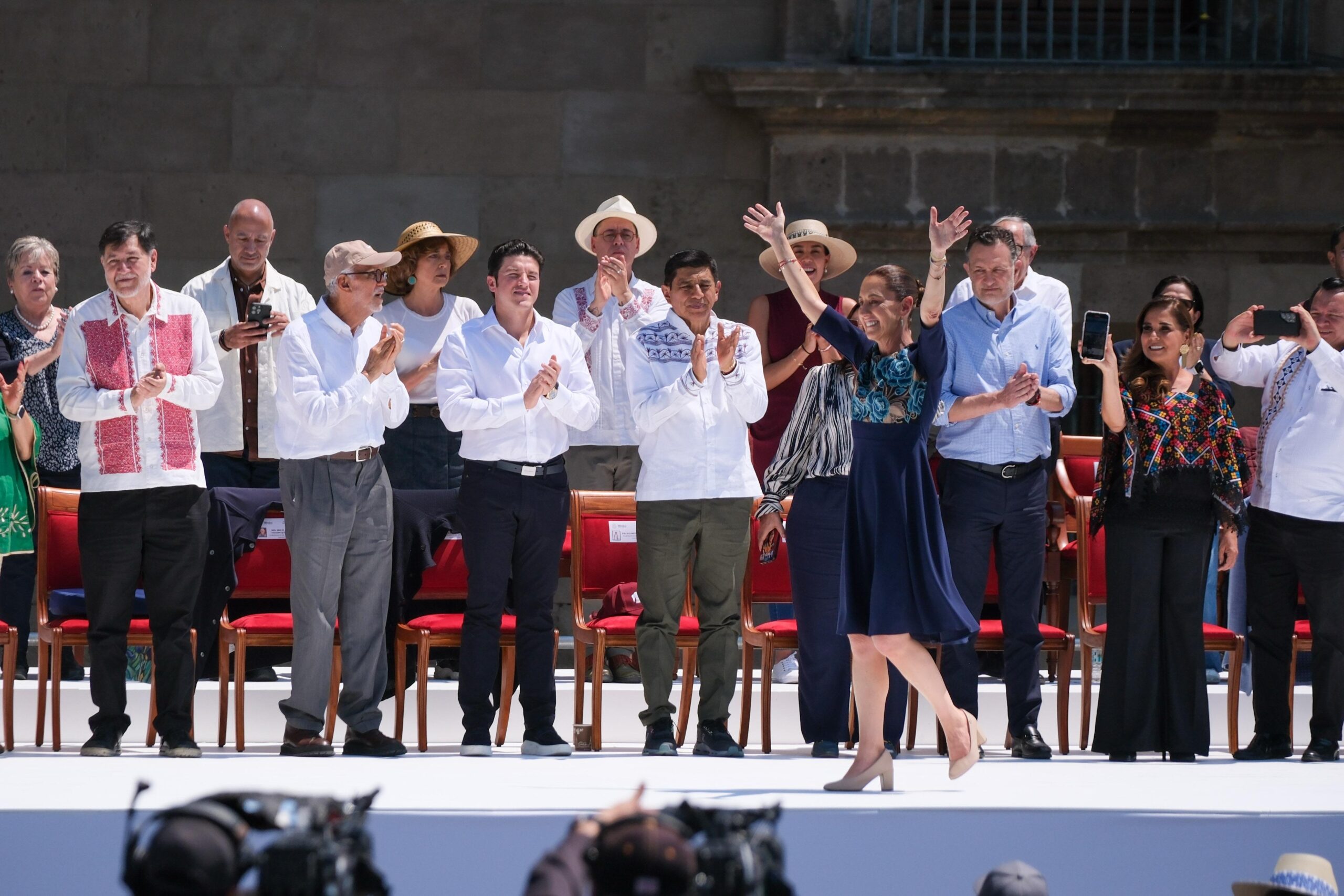 “Demostramos que el pueblo de México es mucha pieza”. Ante más de 350 mil personas, Claudia Sheinbaum celebra histórica Asamblea Informativa