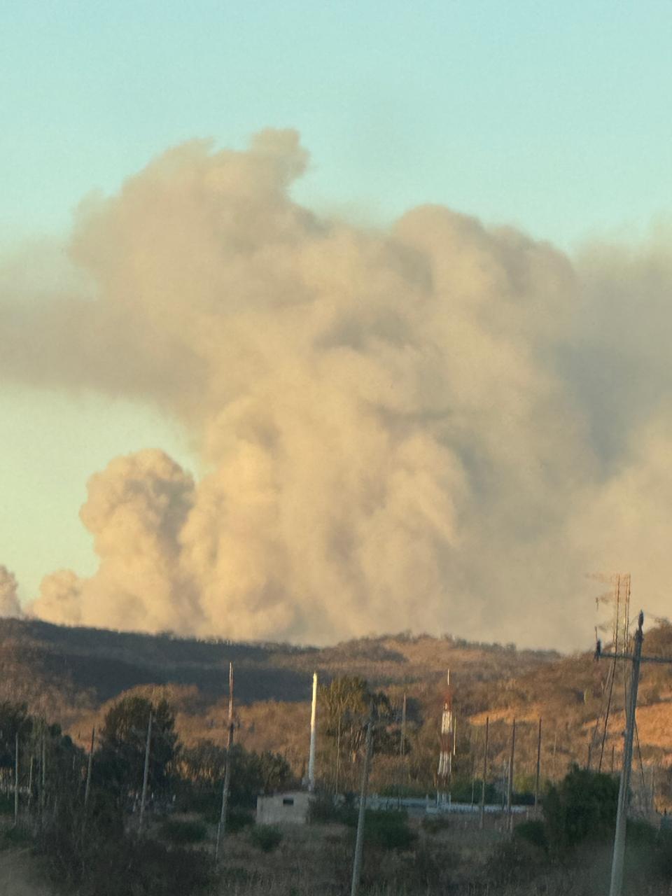 Continúan esfuerzos para sofocar incendio forestal en Tecolotlán