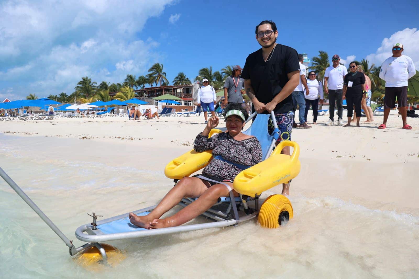 Capacitan a personal de Zofemat Isla Mujeres para avanzar en el programa de playas inclusivas