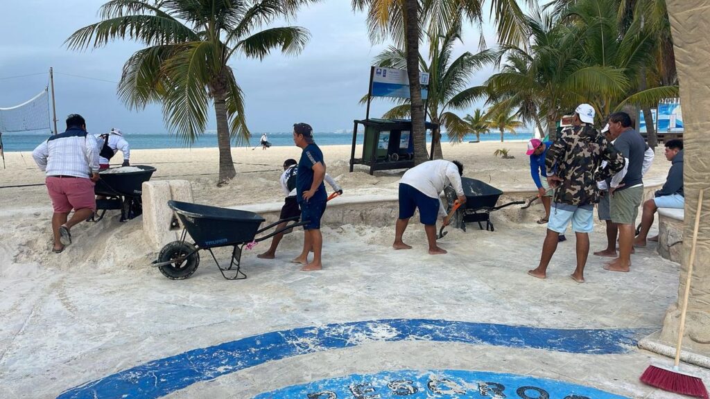 Zofemat Isla Mujeres recupera arenales en Playa Centro tras “Surada”