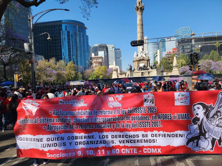 Marchan maestros para exigir freno a reforma al ISSSTE; les impiden por unos minutos llegar a Palacio Nacional