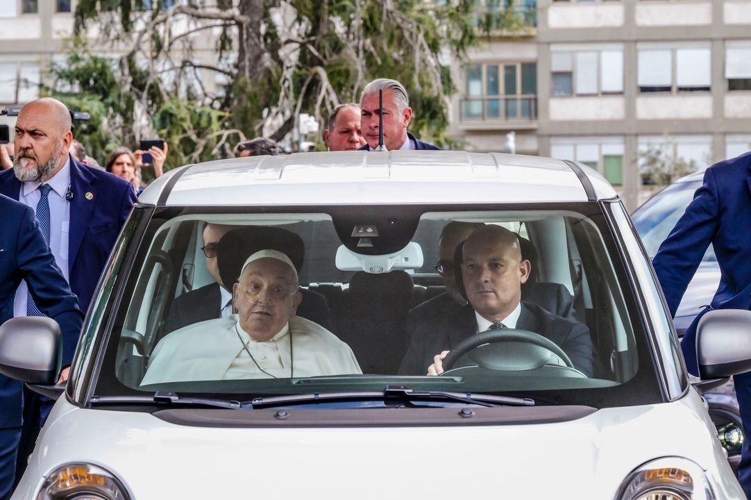 El Papa regresa al Vaticano tras cinco semanas en hospital