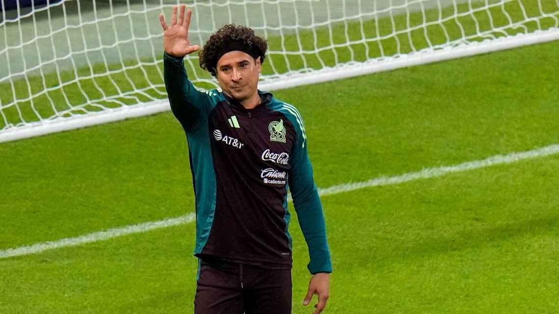 Guillermo Ochoa y Carlos Moreno pelean el último lugar en la portería