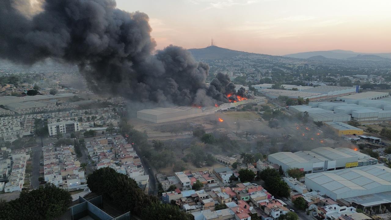 Explosiones provocan fuerte incendio en fábrica de El Álamo Industrial