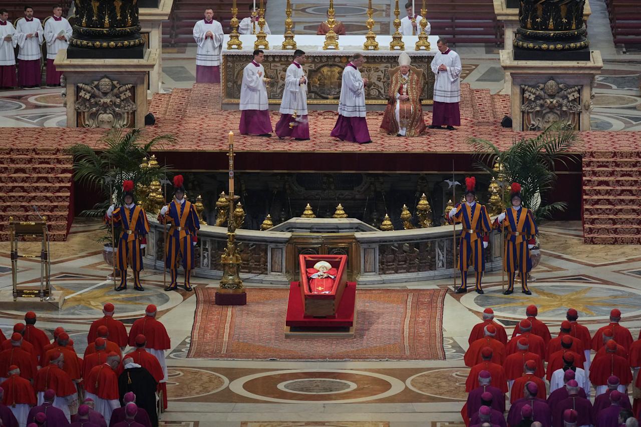 Fieles católicos dan el último adiós al papa Francisco en el Vaticano