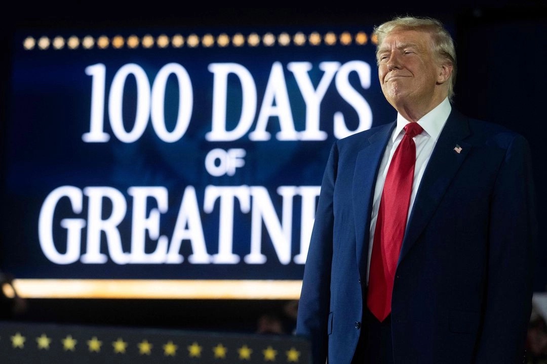 Trump celebra 100 días de gobierno con amenazas a migrantes y jueces