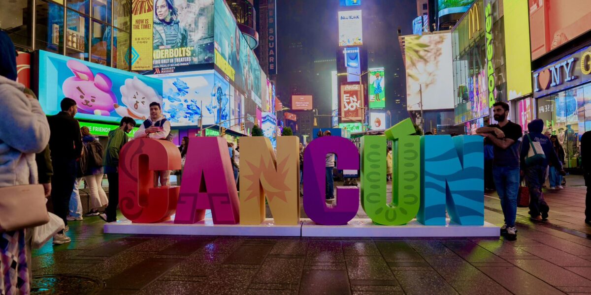 Las letras de Cancún iluminan Times Square Esta semana, las emblemáticas letras de Cancún se exhiben en Times Square, Nueva York, como parte de una campaña internacional de promoción turística. La alcaldesa Ana Paty Peralta encabezó la inauguración el 5 de mayo, acompañada de música de mariachi y bailes folclóricos, destacando la conexión aérea directa entre Cancún y más de 134 ciudades, incluyendo 11 vuelos diarios desde Nueva York. La instalación, que permanecerá durante toda la semana, busca atraer a más visitantes y fortalecer la imagen de Cancún como destino líder en México y Latinoamérica. Anteriormente, las letras también se exhibieron en Madrid durante la Feria Internacional de Turismo.