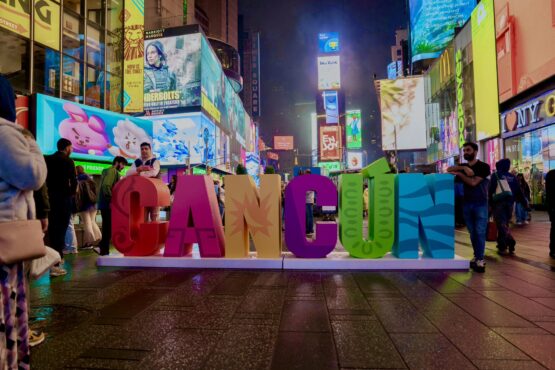 Las letras de Cancún iluminan Times Square Esta semana, las emblemáticas letras de Cancún se exhiben en Times Square, Nueva York, como parte de una campaña internacional de promoción turística. La alcaldesa Ana Paty Peralta encabezó la inauguración el 5 de mayo, acompañada de música de mariachi y bailes folclóricos, destacando la conexión aérea directa entre Cancún y más de 134 ciudades, incluyendo 11 vuelos diarios desde Nueva York. La instalación, que permanecerá durante toda la semana, busca atraer a más visitantes y fortalecer la imagen de Cancún como destino líder en México y Latinoamérica. Anteriormente, las letras también se exhibieron en Madrid durante la Feria Internacional de Turismo.
